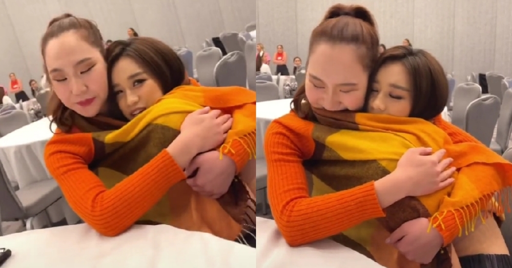  
Đỗ Thị Hà thân thiết "ôm ủ ấm" với thí sinh Miss World. (Ảnh: Chụp màn hình)