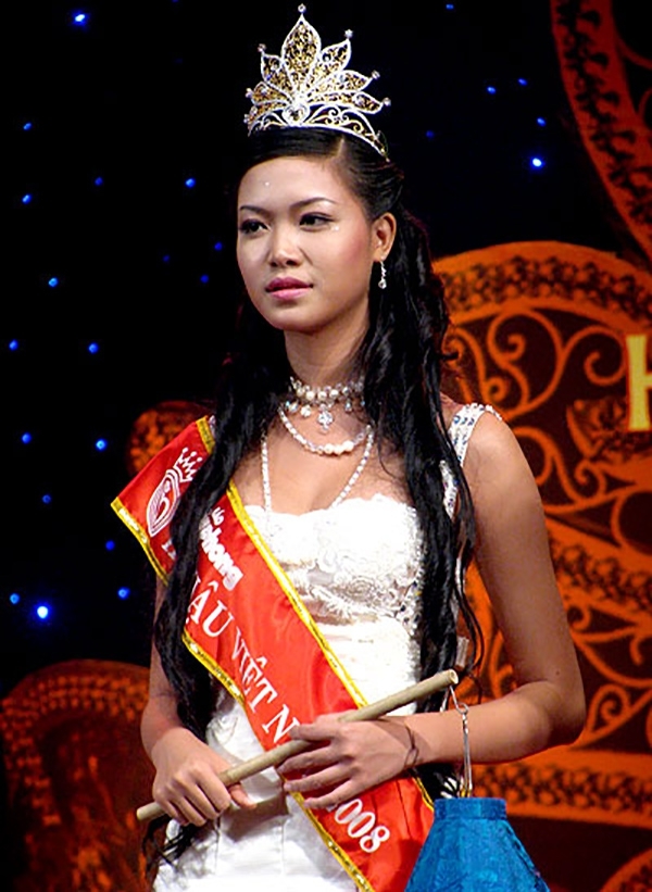  
Người đẹp đăng quang Hoa hậu Việt Nam 2008, tuy nhiên chưa tốt nghiệp THPT. (Ảnh: FBNV) - Tin sao Viet - Tin tuc sao Viet - Scandal sao Viet - Tin tuc cua Sao - Tin cua Sao