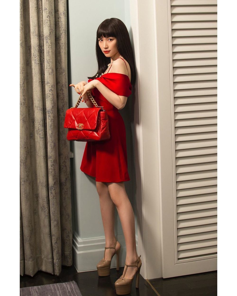  
Đôi giày cao lênh khênh của Hòa Minzy khiến fan vừa sợ vừa thán phục bởi cô nàng có thể tự tin tạo dáng trên item "khủng" này. (Ảnh: Instagram hoaminzy_rose)