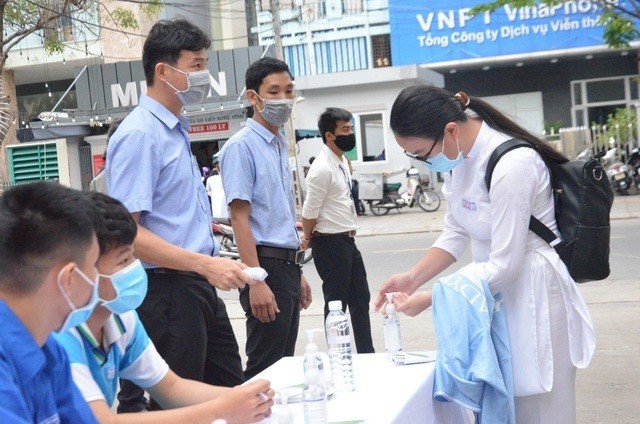  
Học sinh đeo khẩu trang, rửa tay bằng dung dịch sát khuẩn để đảm bảo an toàn phòng dịch. (Ảnh: Tạp chí Sao)