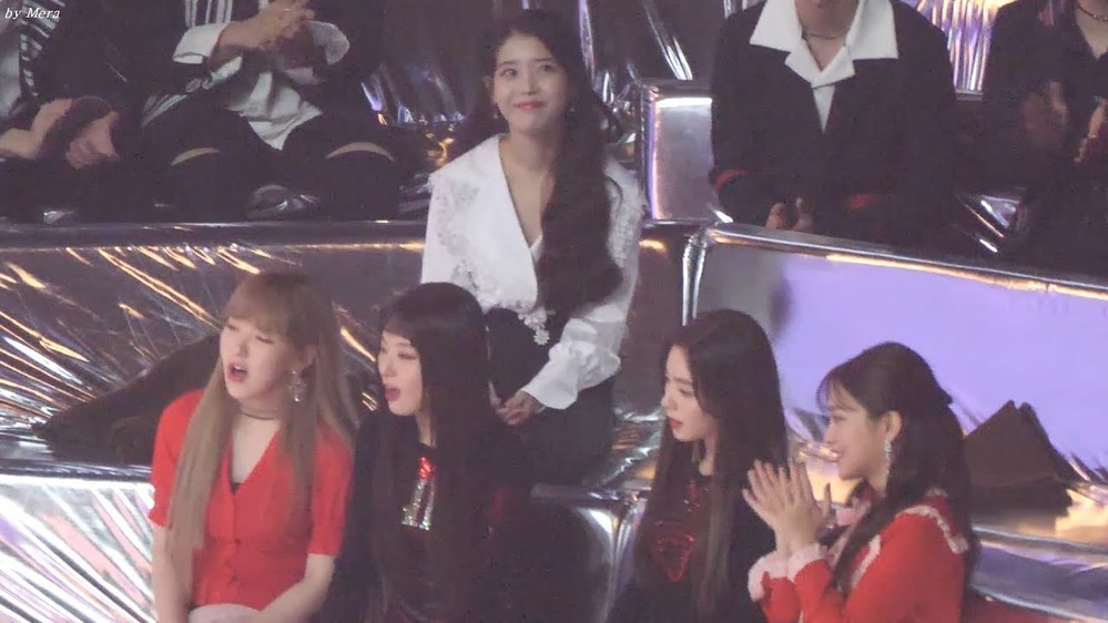  
Hàng ghế của nữ idol cũng được xếp cách xa các nghệ sĩ khác. (Ảnh: Twitter)