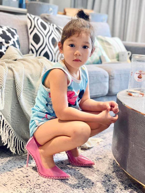  
Con gái của Hà Anh rất thích được ướm chân vào đôi giày cao gót của mẹ. (Ảnh: FBNV)