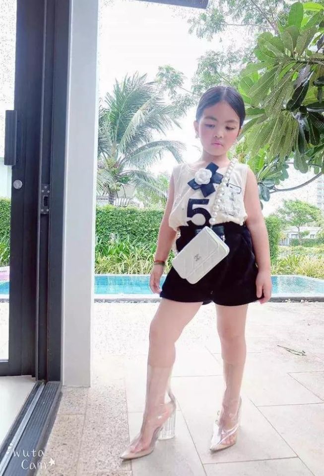  
Con gái Minh Nhựa luôn mang dáng vẻ của người mẫu tương lai. (Ảnh: FBNV)