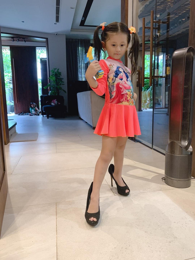  
Hình ảnh đáng yêu của con gái Trang Trần khiến netizen thích thú. (Ảnh: FBNV)