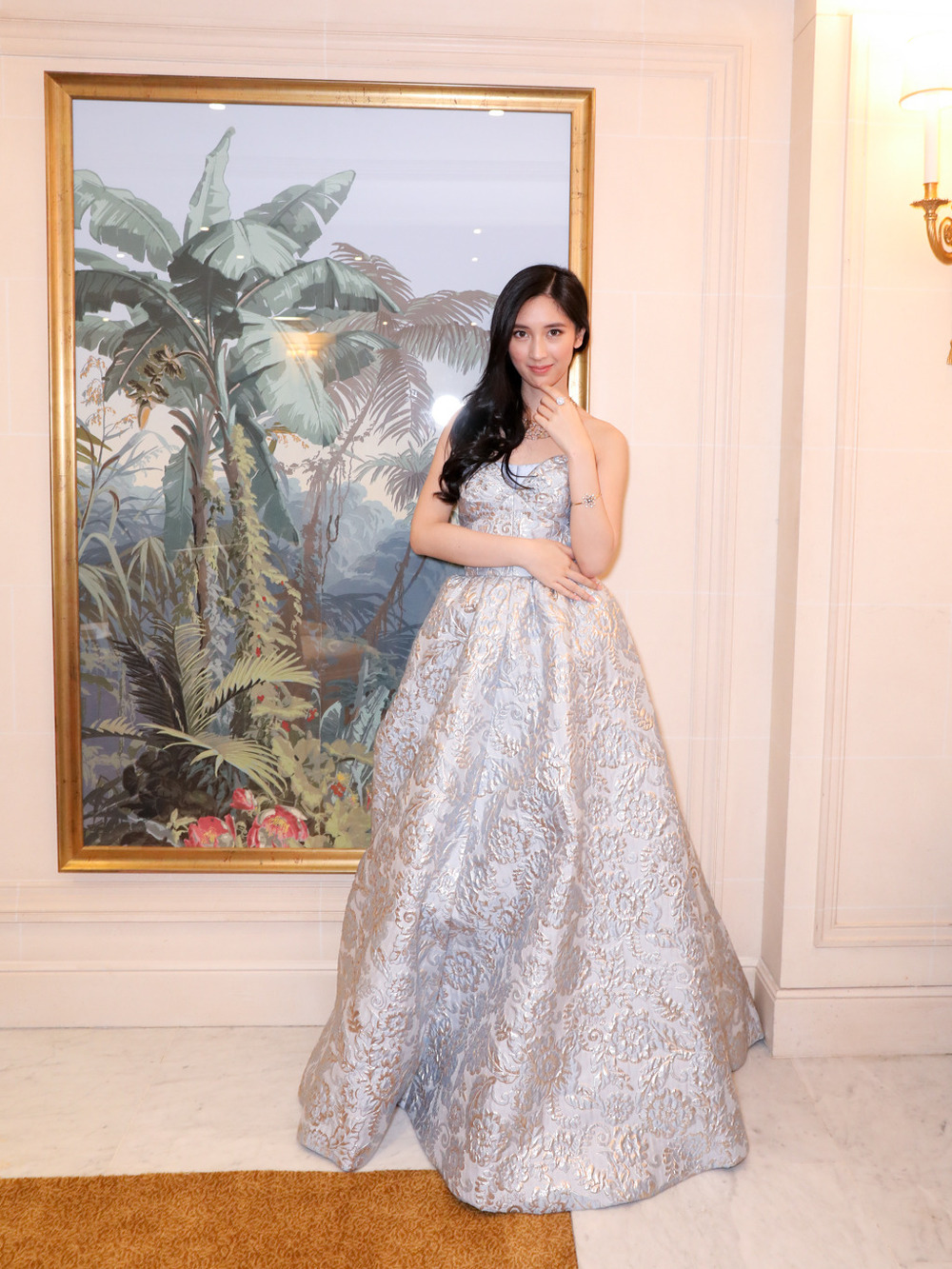  
Cô là một trong số ít những rich kid châu Á được vinh dự mời đến Dạ vũ Hoàng gia Le Bal des Débutantes (Ảnh: Weibo)
