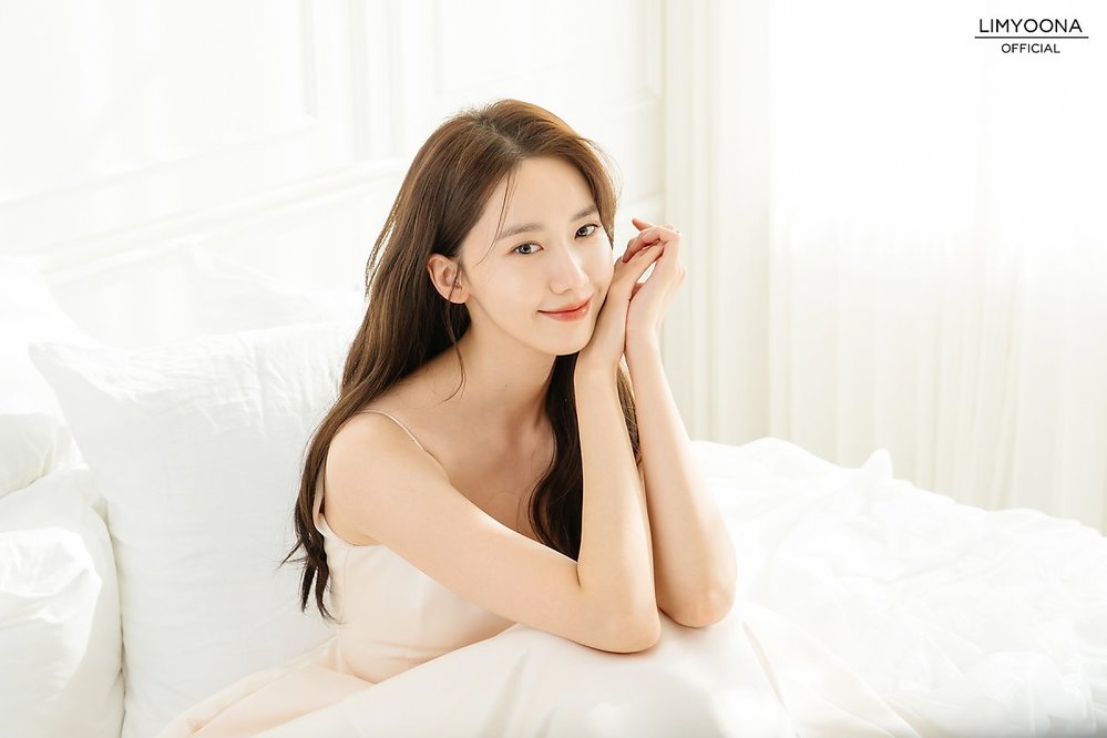  
Visual xinh đẹp của Yoona khi thả dáng trên giường. (Ảnh: Lim Yoona Official)
