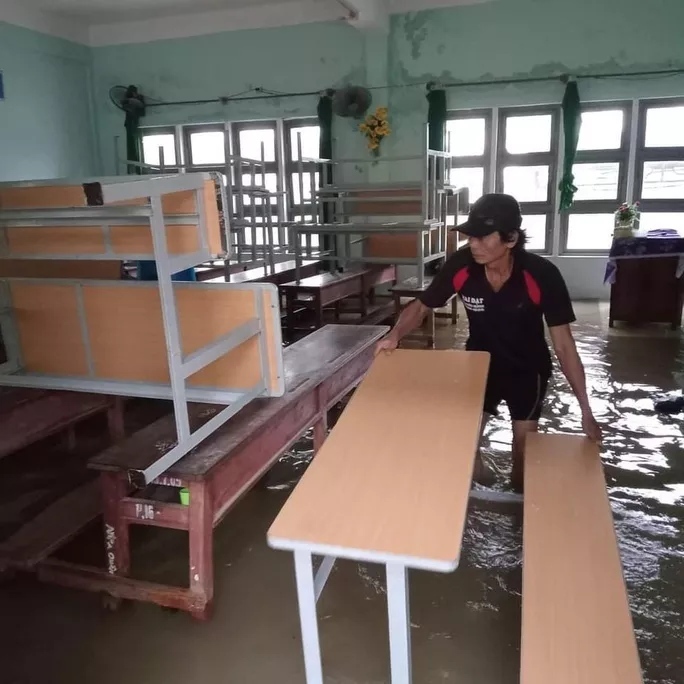  
Nhiều trường đã bị nước lũ bao vây, học sinh phải chuyển sang học trực tuyến. (Ảnh: Người Lao Động)