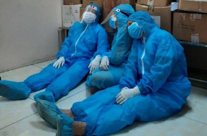  
Nhân viên y tế mệt mỏi vì phải làm việc trong một thời gian dài. (Ảnh: Cổng thông tin điện tử tỉnh Bắc Ninh)