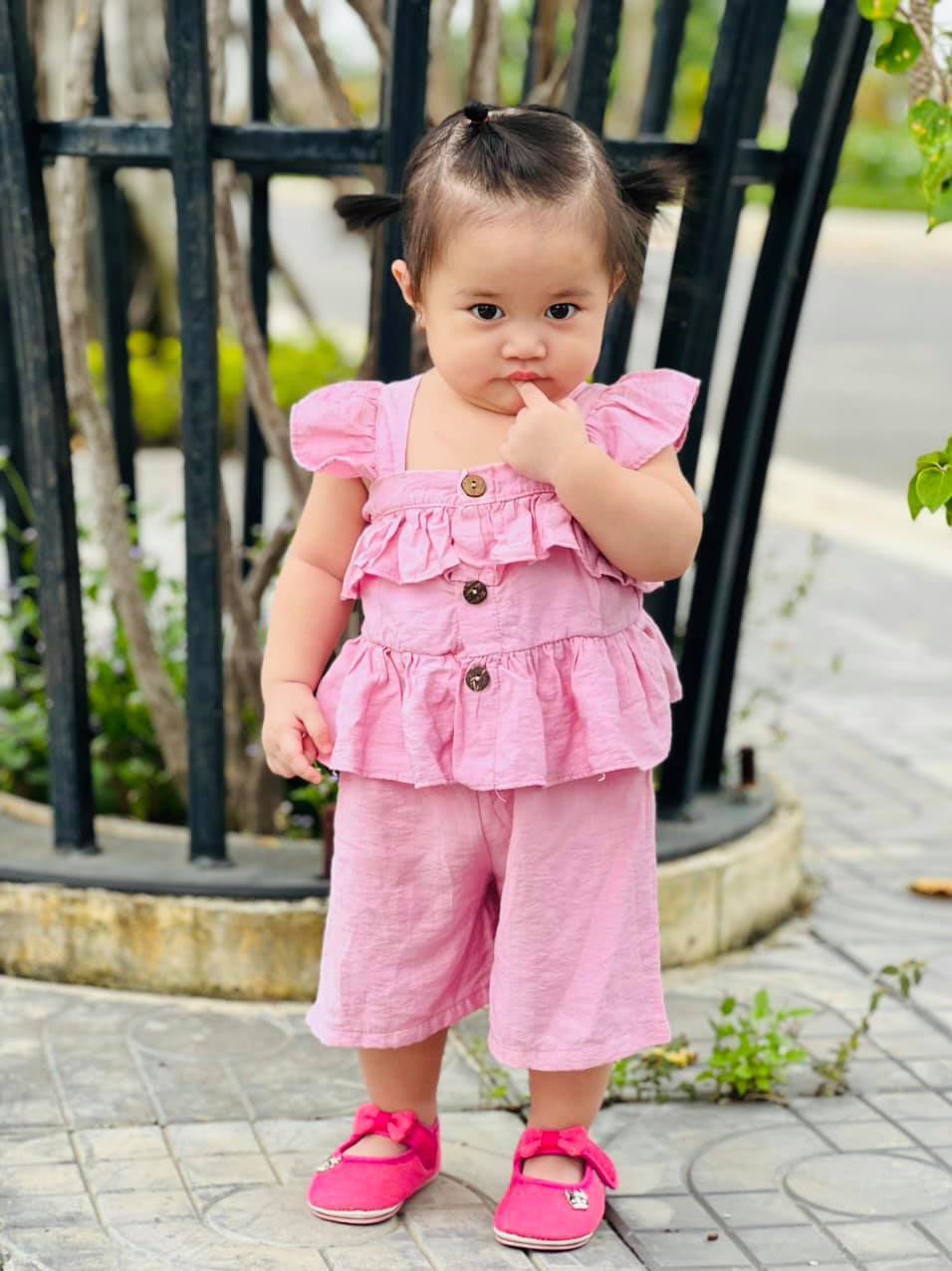  
Vừa hơn 1 tuổi, nhóc tì thứ 2 nhà Lê Dương Bảo Lâm đã được sắm nhiều váy áo điệu đà. Cô bé cũng rất chịu hợp tác khi đứng trước ống kính của phụ huynh. (Ảnh: FBNV)