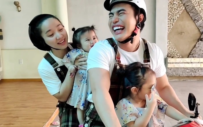 
Gia đình "anh Dương Lâm Đồng Nai" tự bày trò cho các con vui trong mùa dịch. (Ảnh: FBNV)