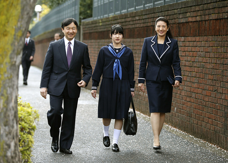  
Công chúa Aiko (giữa) cùng Nhật hoàng Naruhito và Hoàng hậu Masako. (Ảnh: Tatler)
