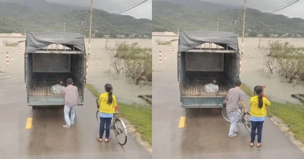  
Tài xế xe tải cẩn thận bê xe đạp lên thùng cho cô gái. (Ảnh: Cắt từ clip)