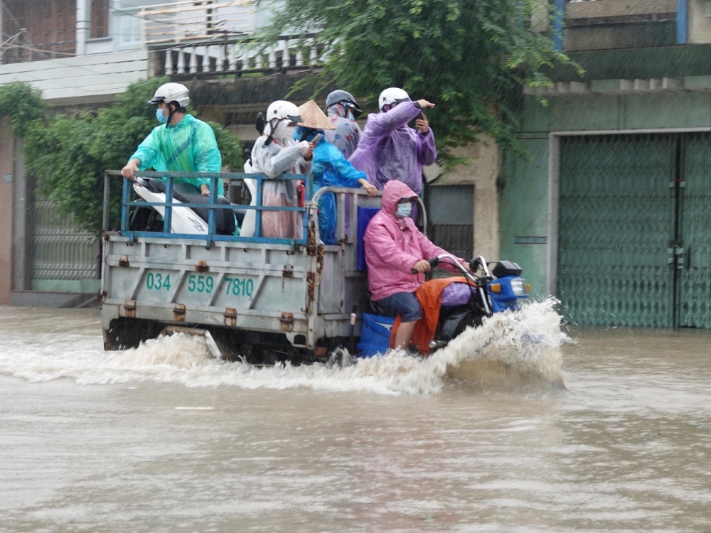  
Xe trung chuyển người và mô tô qua các điểm ngập lụt nhằm đảm bảo an toàn cho bà con. (Ảnh: Thanh Niên)