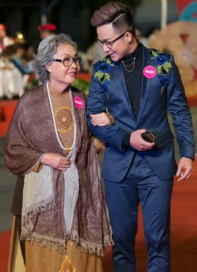  
Hình ảnh bà cùng nam ca sĩ Quách Tuấn Du sánh bước trên thảm đỏ sự kiện. (Ảnh: VnExpress)