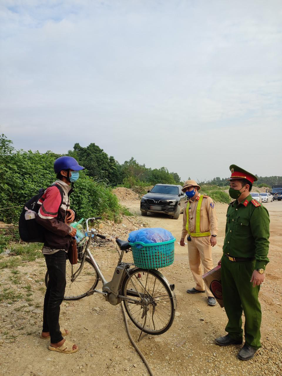  
Nam thanh niên đạp xe đến địa phận tỉnh Tuyên Quang. (Ảnh: Thanh Niên)