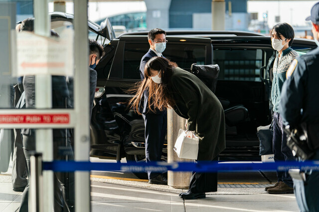  
Cựu công chúa Nhật cúi đầu chào mọi người khi chuẩn bị lên máy bay. (Ảnh: Daily Mail)