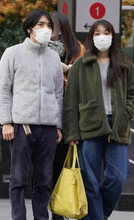  
Mako khoác áo lông cừu màu xanh, trong khi chồng cô diện áo lông cừu màu xám. (Ảnh: Postseven News)