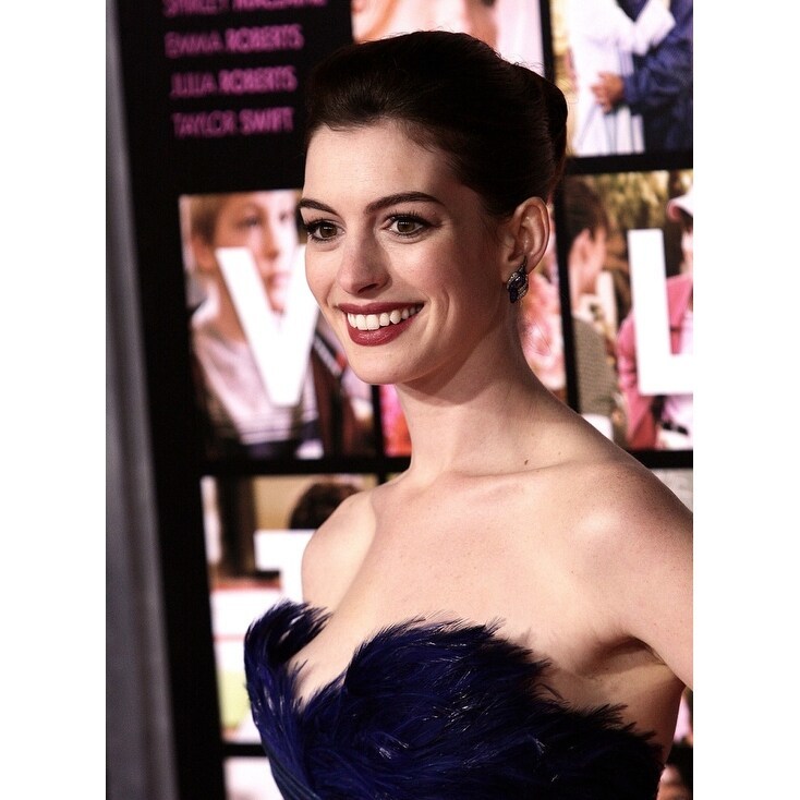  
Anne Hathaway sắc sảo, quyến rũ với nụ cười "thương hiệu". (Ảnh: Overstock)