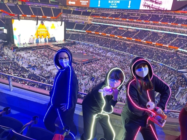  
Người hâm mộ "chơi lớn" với outfit đèn led để nổi bật giữa đám đông. (Ảnh: Twitter)