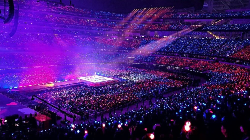  
Biển lightstick ngập tràn trong concert của BTS khiến ai thấy cũng phải tự hào. (Ảnh: Twitter)