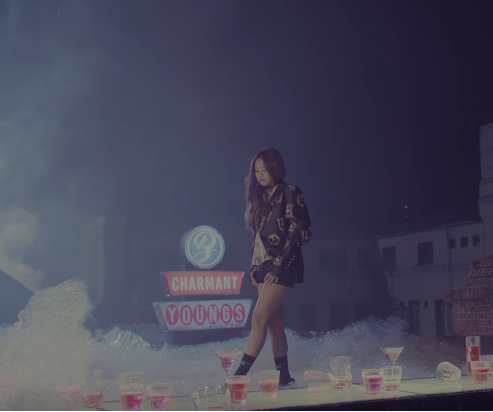 
Jennie với hình tượng mạnh mẽ trong MV Stay. (Ảnh: Chụp màn hình)