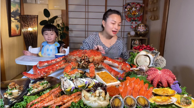 
Quỳnh Trần JP và con trai thưởng thức bữa ăn mừng 3 triệu lượt đăng kí. (Ảnh chụp màn hình)