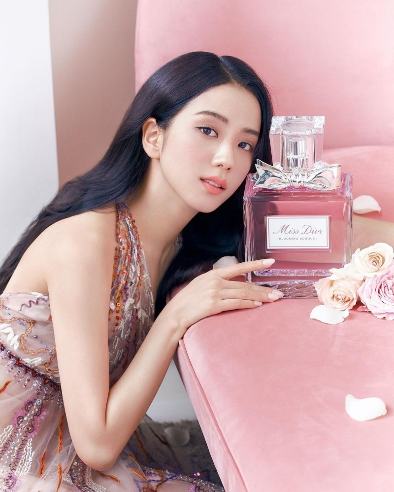  
Jisoo mang đến cảm giác ngọt ngào khi quảng bá nước hoa Miss Dior. (Ảnh: Twitter)