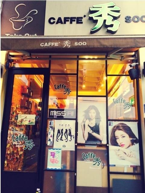  
Quán cà phê của mẹ Suzy nằm gọn tại một góc phố ở Seoul. (Ảnh: Twitter)