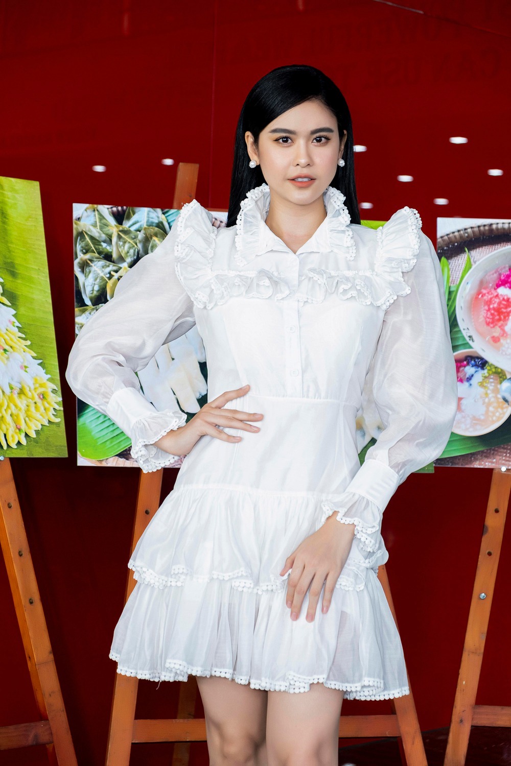  
Trương Quỳnh Anh diện chiếc váy trắng khá công chúa.