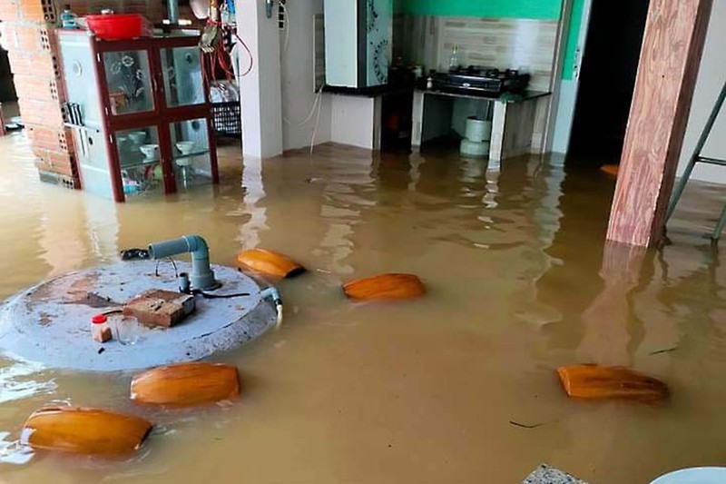  
Nhiều nhà dân tại tỉnh Bình Định ngập trong biển nước. (Ảnh: Pháp Luật TP.HCM) ​