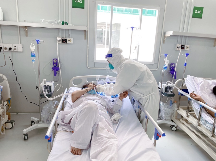  
Bệnh nhân Covid-19 nhập viện được nhân viên y tế chăm sóc chu đáo. (Ảnh: Người Lao Động)