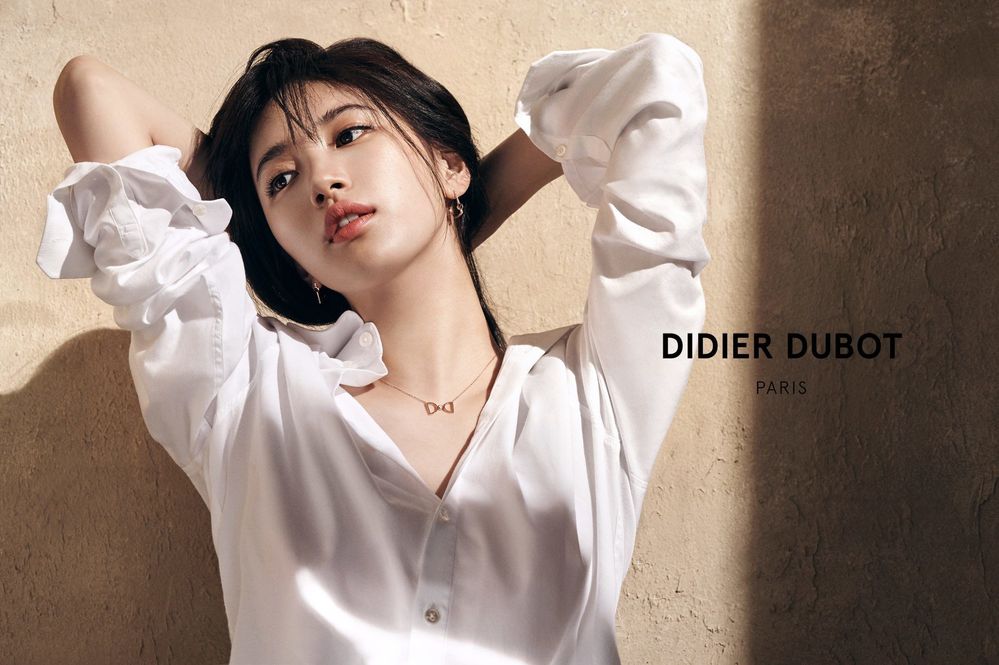  
Suzy gắn liền với các mẫu áo sơ mi. (Ảnh: Pinterest)