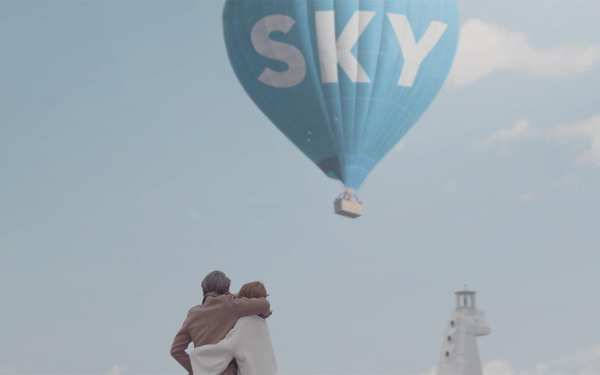  
Sơn Tùng nhắc đến Sky trong MV Âm thầm bên em. (Ảnh: Chụp màn hình)