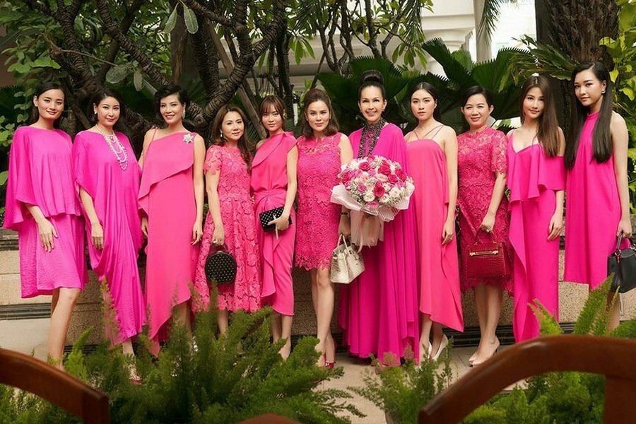 
Các người đẹp "nhuộm hồng" một góc trời với trang phục đồng điệu về màu sắc vô cùng cuốn hút. (Ảnh: FBNV)
