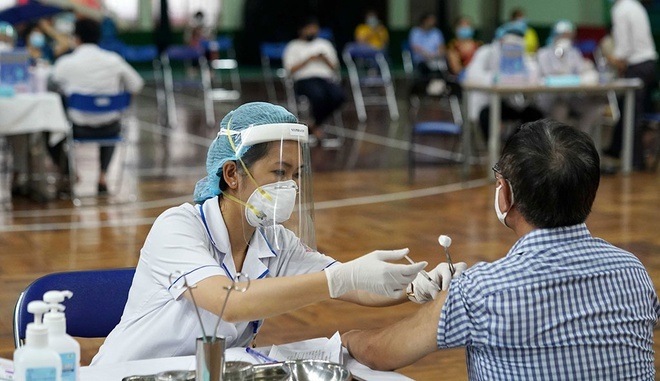  
Theo chuyên gia, Việt Nam nên tăng cường công tác tiêm vaccine ngừa Covid-19. (Ảnh: Thanh Niên)
