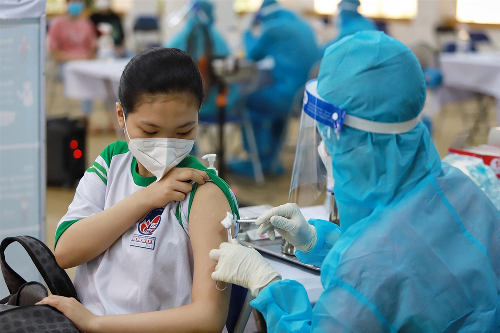  
Việt Nam chỉ mới tiêm chủng vaccine cho trẻ từ 12 tuổi trở lên. (Ảnh: Thông tấn xã Việt Nam)