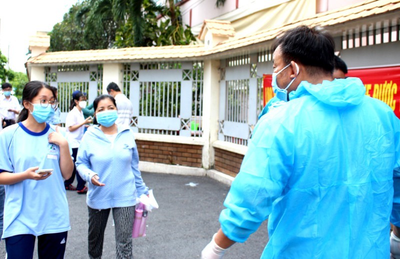  
Ngành y tế tiến hành kiểm tra thực địa tại Hóc Môn để điều tra tình hình dịch. (Ảnh: Pháp Luật TP.HCM)