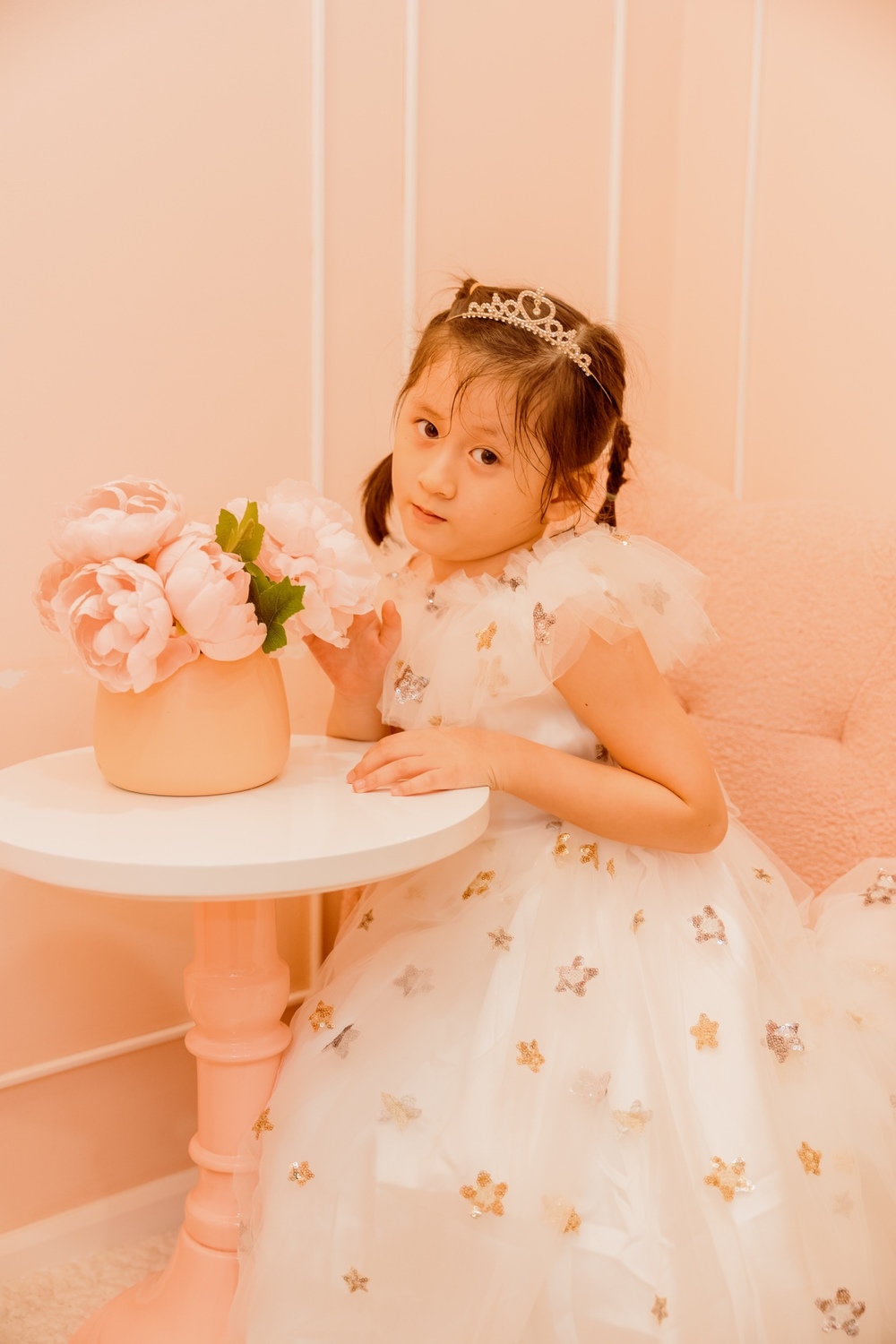  
Bé Kiến Lửa diện váy công chúa trong sinh nhật 6 tuổi. - Tin sao Viet - Tin tuc sao Viet - Scandal sao Viet - Tin tuc cua Sao - Tin cua Sao