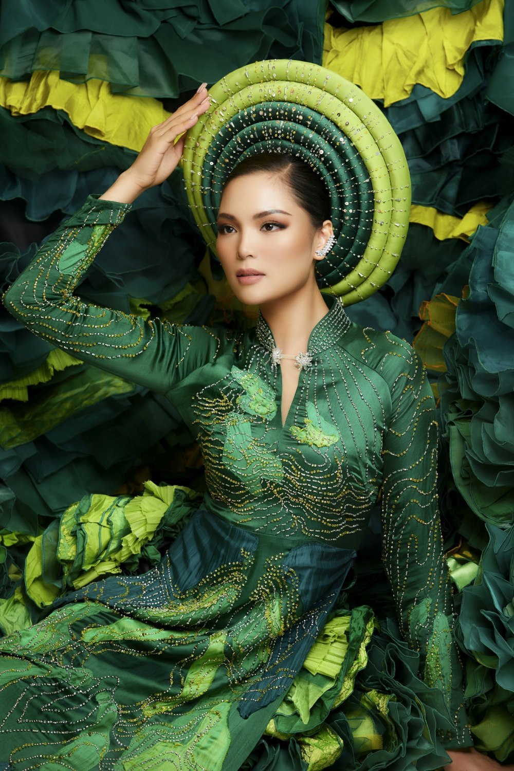 Vân Anh khoe nhan sắc rạng rỡ với 2 bộ National Costume tại Miss Earth