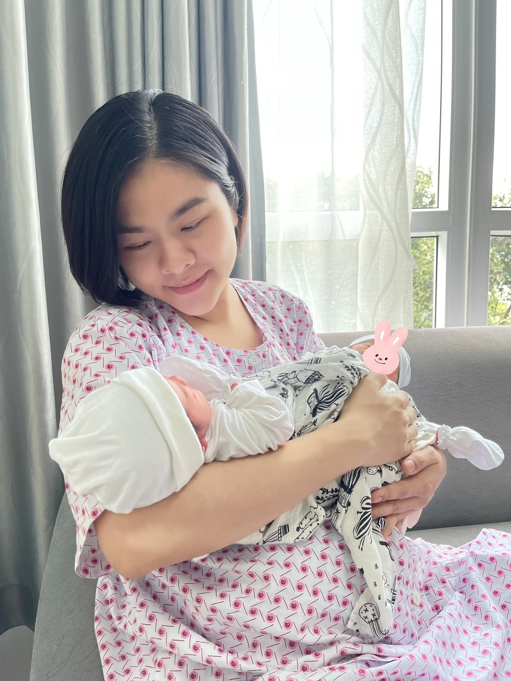  
Nữ diễn viên vừa hạ sinh 2 bé gái vào đầu tháng 11. (Ảnh: FBNV) - Tin sao Viet - Tin tuc sao Viet - Scandal sao Viet - Tin tuc cua Sao - Tin cua Sao