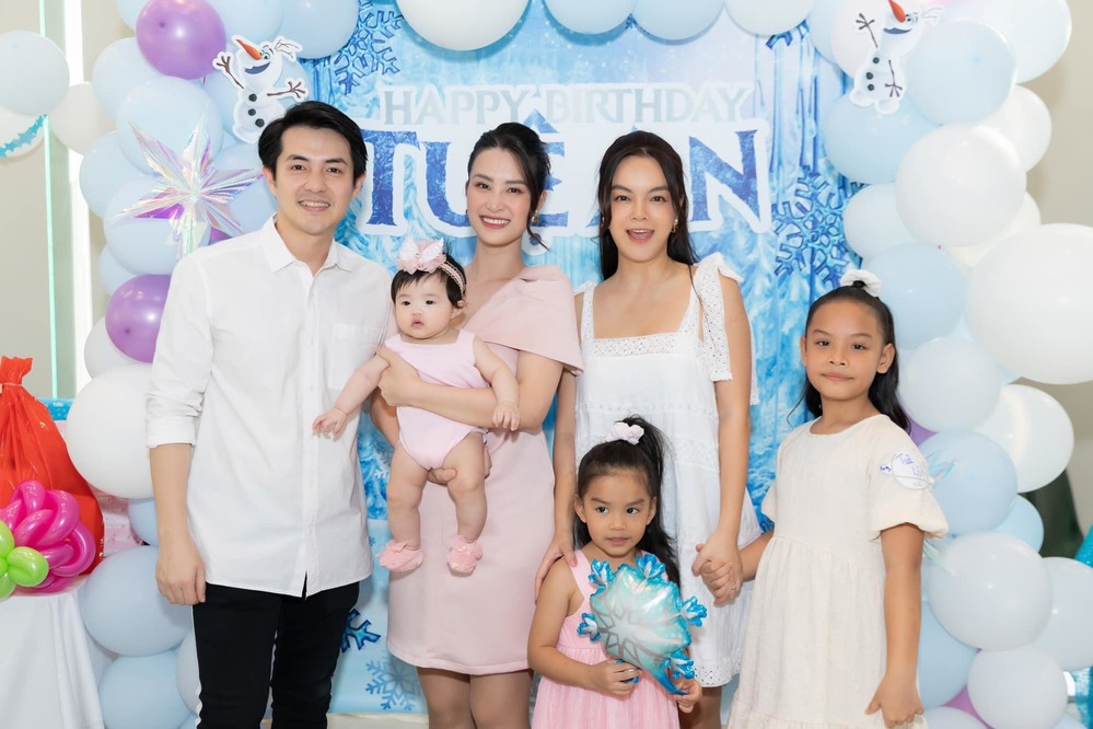 
Tham dự sinh nhật con gái Phạm Quỳnh Anh, Đông Nhi và bé Winnie diện trang phục màu hồng ngọt ngào. (Ảnh: FBNV)