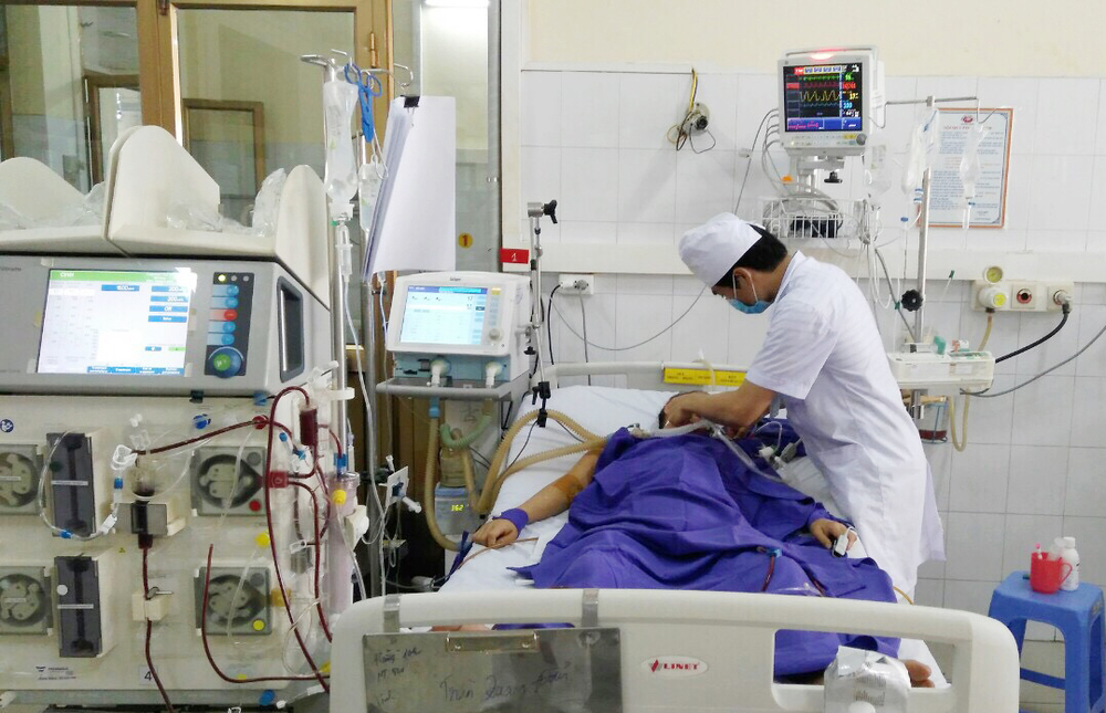  
Bệnh nhân mắc Covid-19 nặng được nhân viên y tế cho thở máy. (Ảnh: Báo Quảng Ninh)