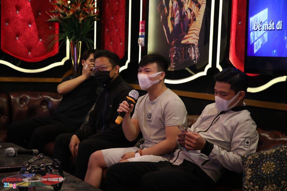  
Một quán karaoke tại TP.HCM mở cửa đón khách vào tối 17/11. (Ảnh: Zing News)