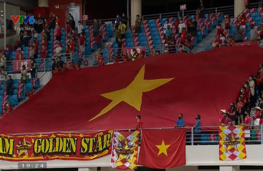  
Lá cờ đỏ sao vàng bay trên khán đài khiến ai nấy đều tự hào. (Ảnh: Chụp màn hình YouTube Next Sport)