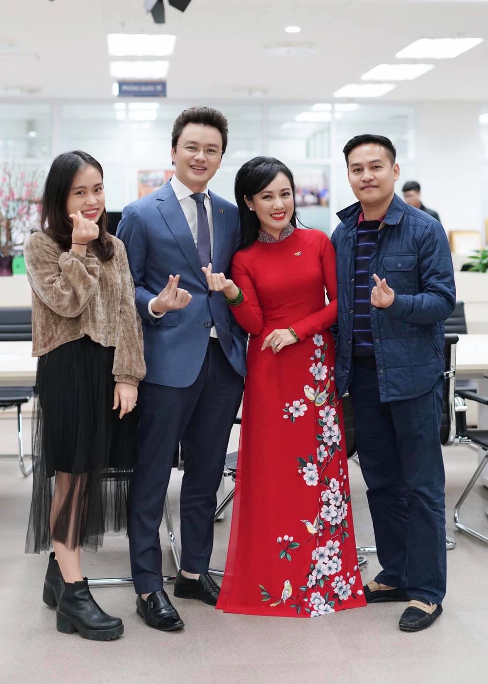  
Nữ BTV tài hoa và các đồng nghiệp trẻ tại Đài truyền hình Việt Nam. (Ảnh: FB Hoai Anh)