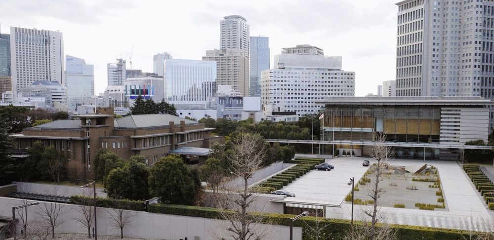  
Dinh thự Thủ tướng Nhật nằm bên trái (nhà gạch), bên phải là văn phòng làm việc của Thủ tướng. (Ảnh: Kyodo via AP Images)