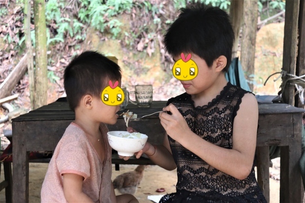  
Hai chị em rau cháo nuôi nhau ở bìa rừng thuộc xã Hương Lâm, huyện Hương Khê, tỉnh Hà Tĩnh. (Ảnh: Pháp luật và bạn đọc)