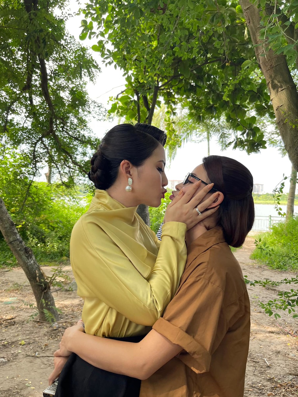  
Khoảnh khắc tình cảm ngọt lịm mà Ngọc Lan và Lương Thu Trang dành cho nhau ở hậu trường gây bất ngờ với khán giả. (Ảnh: Facebook Ngọc Lan)