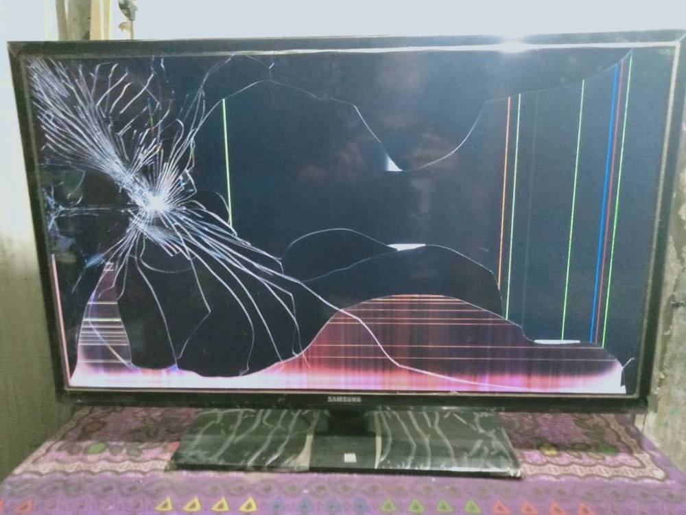  
Fanpage của cổ động viên Malaysia đăng hình ảnh chiếc tivi bị đập nát sau trận thua Việt Nam. (Ảnh: Fanpage HarimauMalaya)