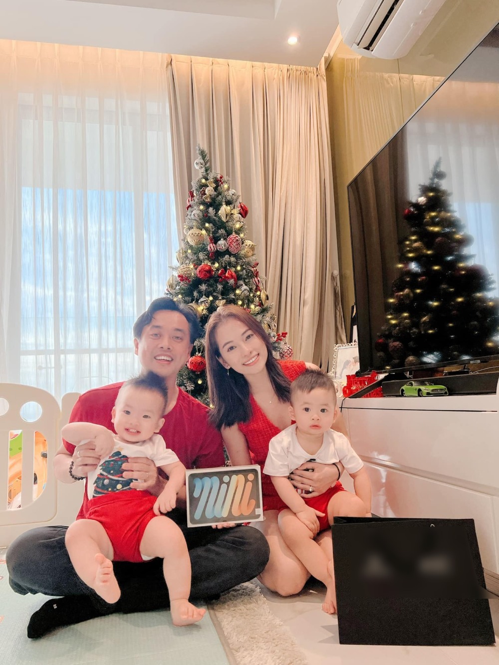 
Hai con sinh đôi của Dương Khắc Linh nay đã lớn bổng, cùng đón Giáng sinh với bố mẹ. (Ảnh: FB Duong Khac Linh) - Tin sao Viet - Tin tuc sao Viet - Scandal sao Viet - Tin tuc cua Sao - Tin cua Sao
